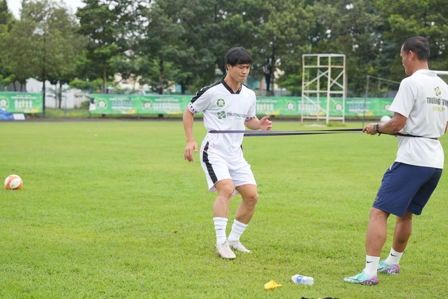 Công Phượng chọn số áo khó hiểu, ra sân tập riêng tại đội bóng hạng Nhất - Ảnh 2.